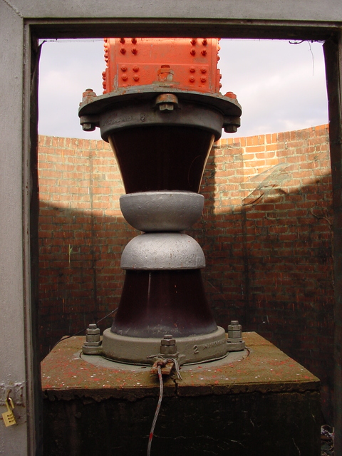 Base insulator of WSM